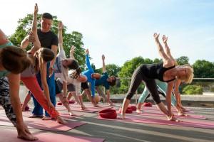Yoga auf der Terrasse