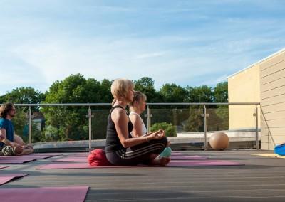 Yoga auf der Terrasse