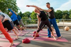 Yoga auf der Terrasse