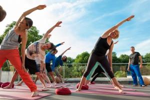 Yoga auf der Terrasse