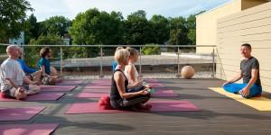 Yoga auf der Terrasse