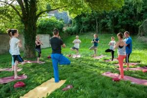Yoga auf der Wiese