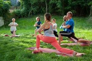 Yoga auf der Wiese