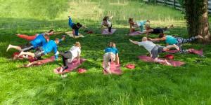 Yoga auf der Wiese