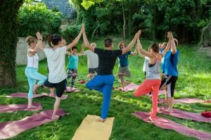 Yoga auf der Wiese