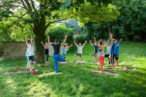 Yoga auf der Wiese
